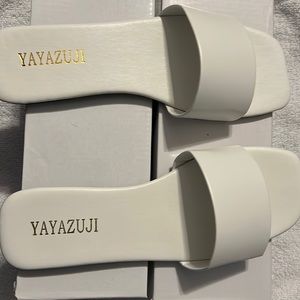 Ladies white flat slipper